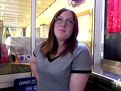 Lily fait une premi&egrave;re exp&eacute;rience avec une tr&egrave;s grosse nibble