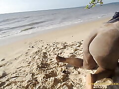 Elvieslutty showing her bare rump at the beach