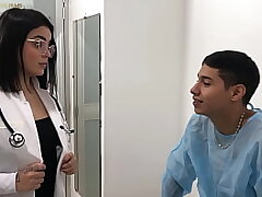 doctora stunning se folla a su paciente con polla gigante - butts grandes