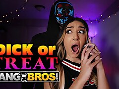 BANGBROS - Check Out How Sexy Violet Gems Is In Her Halloween Costume! Johnny Certainly Enjoys it
