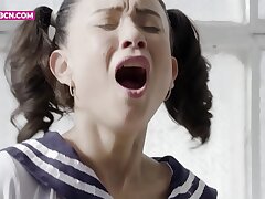 JUST Damsels 4K Una joven colegiala sola y aburrida se masturba en el couch de su casa corriendose a chorros hasta que lo deja empapado. Teenager latina Jade Presley Xxx splooging cosplay