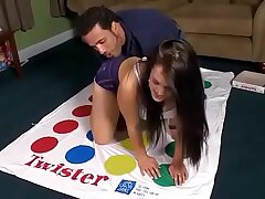 Yaz jugando twister