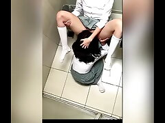 Dos Alumnas Lesbianas Mexicanas Toc&aacute;ndose en el Ba&ntilde;o de la Escuela y Haciendo Sexo Oral! Dos ESTUDIANTES LESBIANAS MEXICANAS Calientes en el Ba&ntilde;o de Mujeres se TOCAN Hasta TERMINAR!
