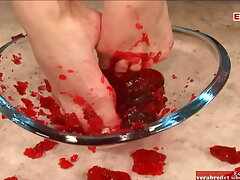 Dark haired Teen play with her feet and gets a cumshot on it