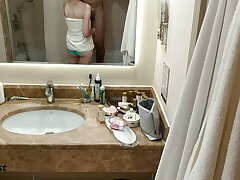 Step-sister Suddenly Came to the Douche and Gave a Suck off