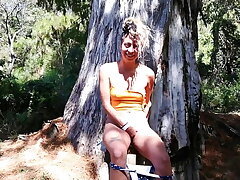 Youthfull dame wanks and bursts