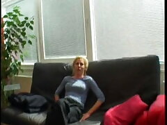 Blonde Milf und der kleine Faux-cock