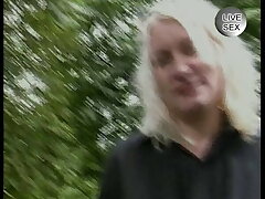 Blonde fickt mit Spaziergaenger extrem hart