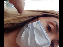 Sem calcinha no onibus... provocando ao passageiro do lado e deixando ele tocar a ppkinha .... quer ver o video completo??... onlyfans: bolivianamimi
