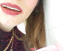 Vends-ta-culotte - Uber-sexy dame spitting dt on a dildo