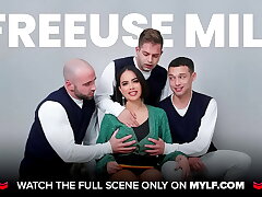 Big Globes Platinum-blonde MILF Step-mother Sarah Vandella Family Threesome With Big Bootie Teenager Daughter And Her Boyfriend
