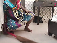 desi kaam wali ki chudai,indian maid fucked stiff by proprietor