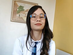 SEXO Anal invasion A INOCENTE ESTUDIANTE VESTIDA CON SU UNIFORME DE COLEGIALA LE LLENAN EL Butt DE LECHE