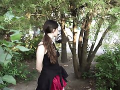 Public sucky-sucky in front of passersby - DOLLSCULT