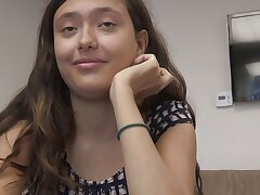 junge brunette mit festen titten haelt ohne widerspruch den hintern beim ficken hin