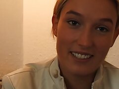 junge perfekte blondine fingert sich beim casting und bekommt mega orgasmus