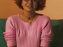 junge black-haired brillentraegerin hat ihr erstes audition
