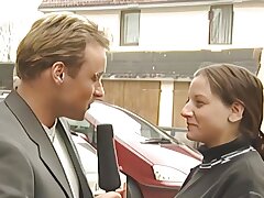 Dark-haired 24 jahre mit dicken titten sitzt im audition und will schwanz
