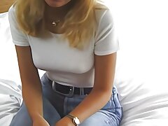 fremder mann filmt blondine beim fingern ihrer vulva