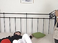 junge brunette lesbe wird vom kamermann bekehrt