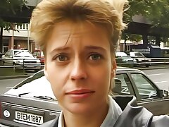lesbe mit grossen titten geht fuer geld mit zum audition und steckt sich vibrator in die fuckbox