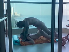 Sur un balcon &agrave; Carthagene, une jeune &eacute;tudiante se fait remplir stepson jolie petit cul !