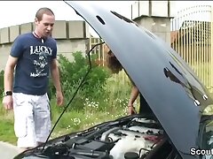 Zwei geile MILFs ficken Jungspund als Dank fuer Pannenhilfe