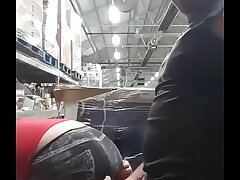 Rapidito con una compa&ntilde;era de trabajo en el almacen