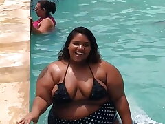 GORDA IMENSA E DELICIOSA SAINDO DA PISCINA Plumper