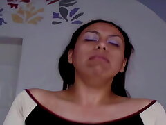 Mi novio me lleva a un motel para cojerme sin saber que hace unas horas mi suegro lo hizo, llen&aacute;ndome de semen, el piensa que estoy muy mojada y que me unte algo de lubricante. &iexcl;Si supiera que mi lubricante era el love jam de su pap&aacute;