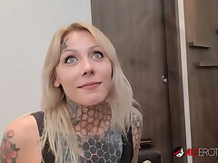 Inked stunner Nayomi Acute deep throats Sascha's big cock