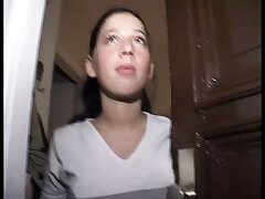 Junges Female wird hart gefistet auf der blauen Couch