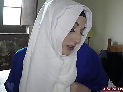 Pretty arab gal bj's him off for cash