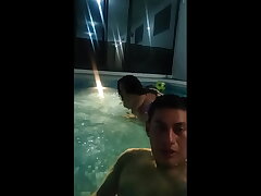Invite a mi amiga a nadar, termino chupandome la polla