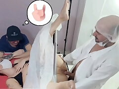 marido leva esposa no ginecologista estranho!