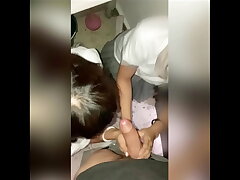 DOS Lindas Estudiantes Mexicanas Compartiendo Verga CHUP&Aacute;NDOLA al Mismo Tiempo en el Cuarto del Conserje! Dos Alumnas Calientes en la ESCUELA y un PENE para las Dos! Sexo Casero Amateur! (Segunda Parte)
