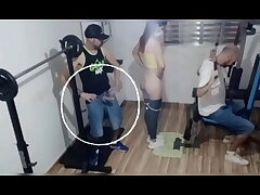 Namorada infiel traindo marido na cara larga bem ao seu lado na academia!