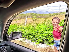 ENCUENTRO UNA POBRE CHICA CAMINANDO POR LA CARRETERA, LE DOY UN AVENTON HASTA EL GARAJE DE MI CASA LA PONGO A CHUPAR, TENIA UN COÑO APRETADO LA CONDENADA, ME SACO LA LECHE Y SOLO LE DOY PARA EL Cab