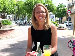 Julie, milf timide, se d&eacute;vergonde devant la cam&eacute;ra